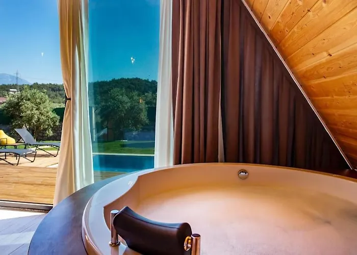 Zeytin Havuzlu Jakuzili Vila Fethiye